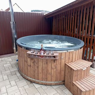 Spa de jardín de madera y metal