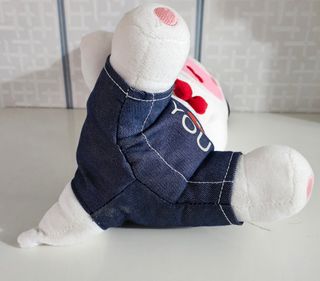 Peluche Hello Spank con pajarita y overol