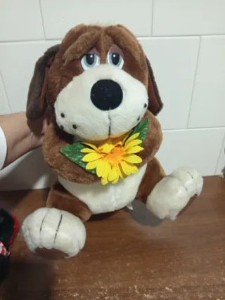 Peluche Perro con Flor Amarilla