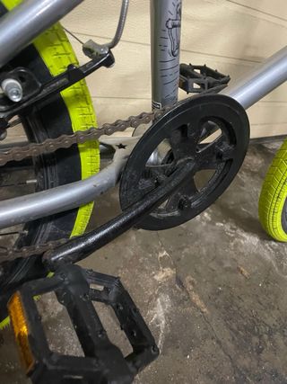 Bicicleta BMX grigia con ruote gialle