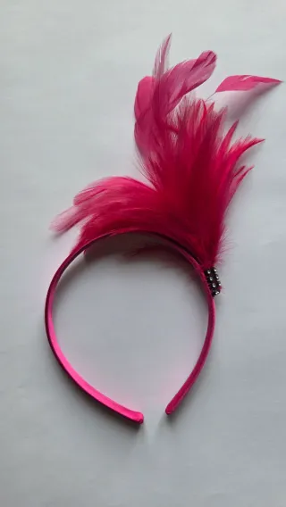Cerchietto fucsia con piume e strass