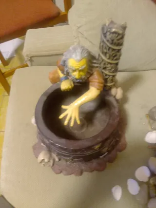 Figura Mago con Caldero y Calaveras