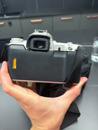 Cámara Pentax Plata y Negra