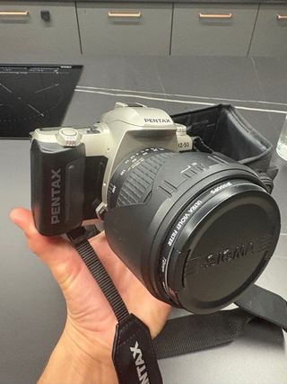 Cámara Pentax Plata y Negra