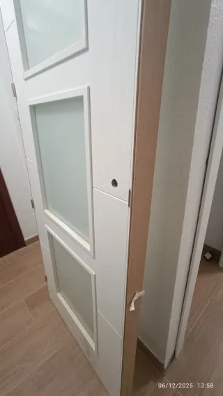 Puerta blanca con cristal sin usar, abre a derecha