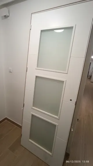 Puerta blanca con cristal sin usar, abre a derecha