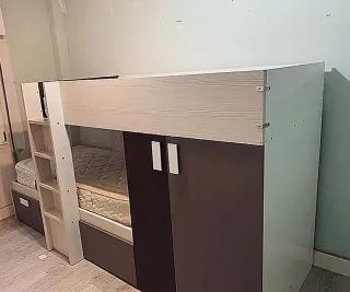 Cama alta multifuncional con armario y escalera