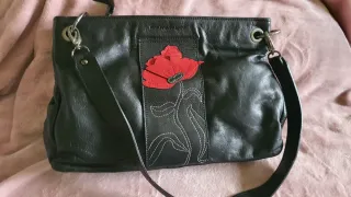 Bolso Piel negro con flor roja