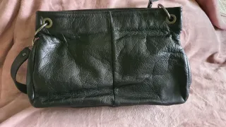 Bolso Piel negro con flor roja