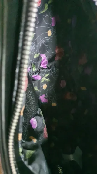 Bolso Piel negro con flor roja