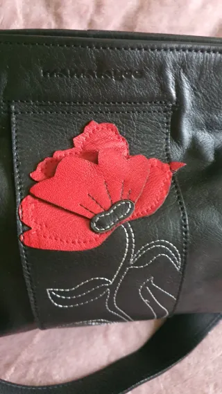 Bolso Piel negro con flor roja