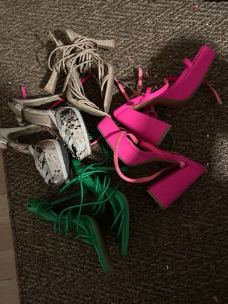 Zapatos de tacón verdes  rosas, marron y serpiente