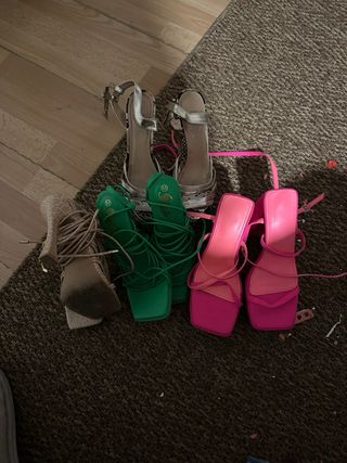 Zapatos de tacón verdes  rosas, marron y serpiente