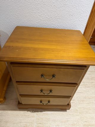 Mesita de noche de madera