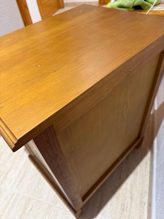 Mesita de noche de madera