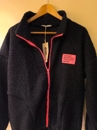 Polar negro con cremallera rosa