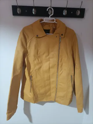 Cazadora mostaza efecto piel mujer