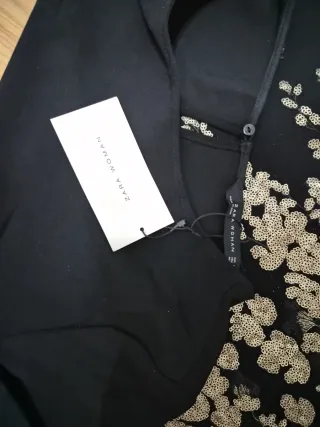 Vestido negro con bordado floral dorado