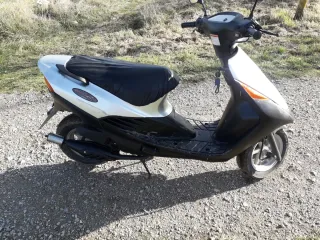 Suzuki 2T Scooter Ciclomotor  también sebende