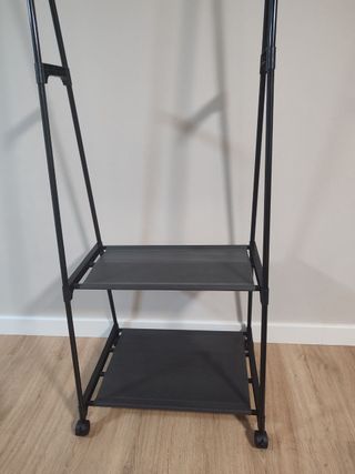 Perchero Metálico con Estantes Negro