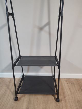 Perchero Metálico con Estantes Negro