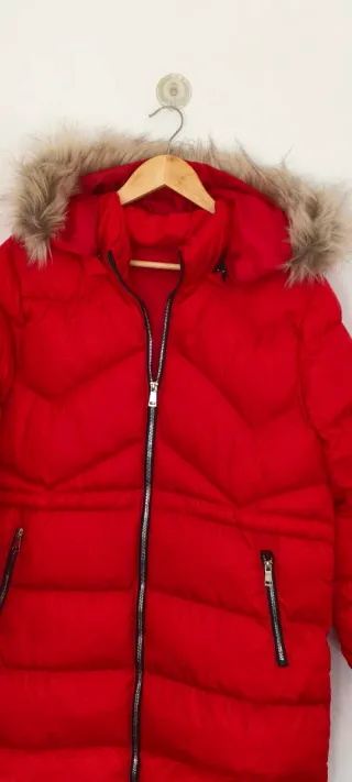 Abrigo acolchado rojo con capucha