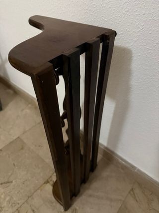 Perchero de madera marrón