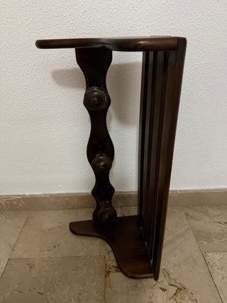 Perchero de madera marrón