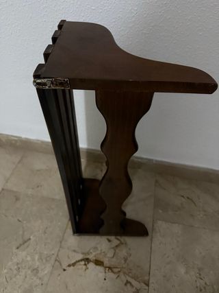 Perchero de madera marrón