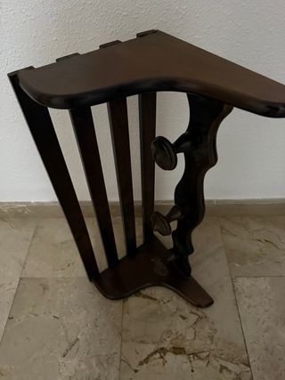 Perchero de madera marrón