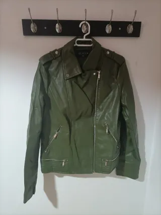 Cazadora efecto piel verde