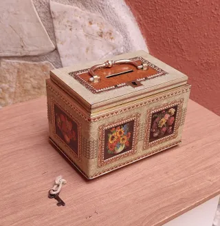 Scatola salvadanaio vintage in latta