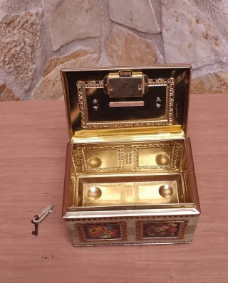 Scatola salvadanaio vintage in latta