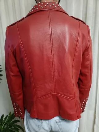 Chaqueta de cuero con tachuelas