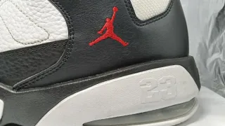 Zapatillas Jordan Negras, Rojas y Blancas