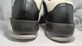 Zapatillas Jordan Negras, Rojas y Blancas