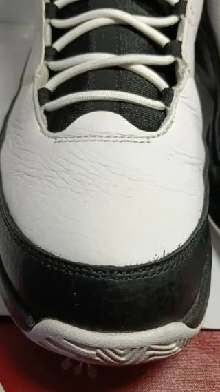 Zapatillas Jordan Negras, Rojas y Blancas