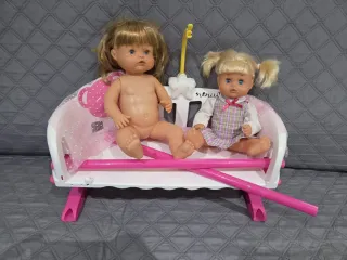 Cuna para bebés con dos muñecas