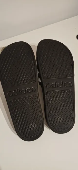 Chanclas Adidas Negras con Rayas Blancas