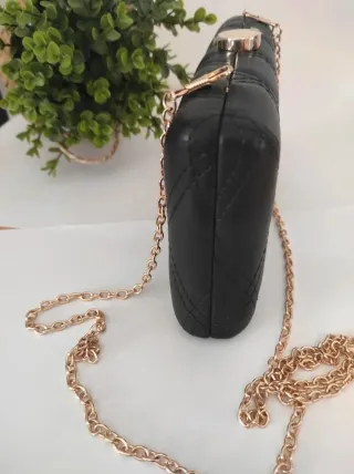 Elegante clutch negro con detalles dorados