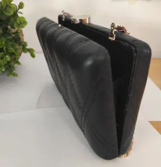 Elegante clutch negro con detalles dorados
