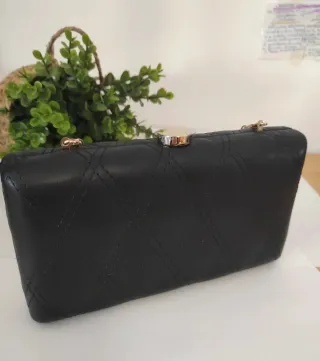 Elegante clutch negro con detalles dorados