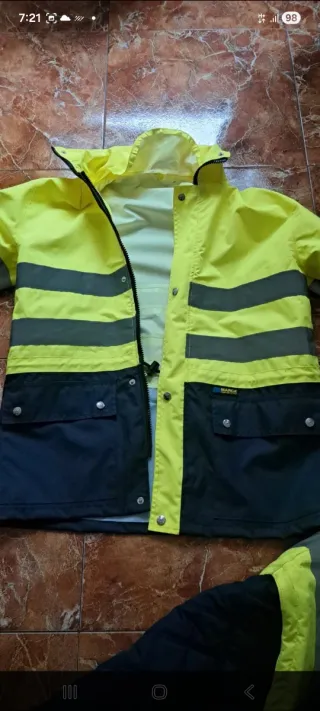 Chubasquero y chaqueta 2 en 1