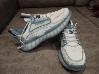 Zapatillas Adidas Yeezy Plata y Blanco