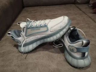 Zapatillas Adidas Yeezy Plata y Blanco