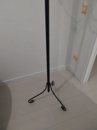 Perchero de pie metálico negro