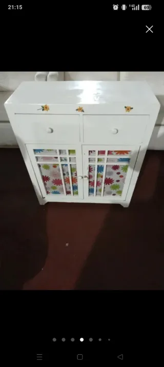 Cajonera blanca con puertas decoradas