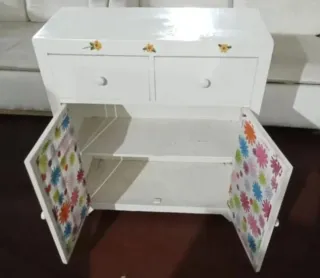 Cajonera blanca con puertas decoradas