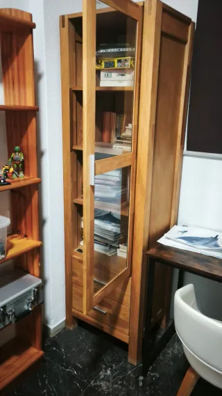 Estantería de madera y cristal