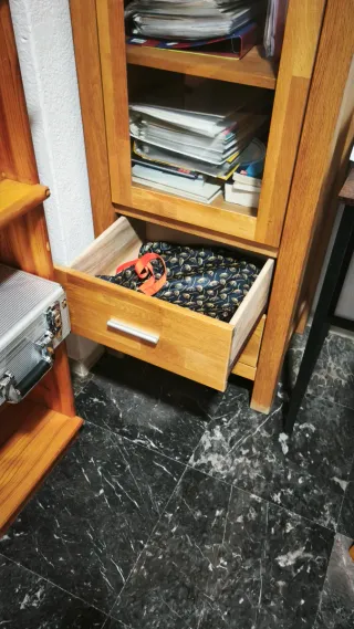 Estantería de madera y cristal